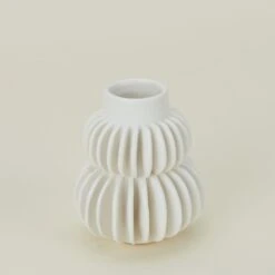 Bloomingville Pleated Stoneware Vase -Home Furnishing Store BLV.100.30.001.000 DETAIL