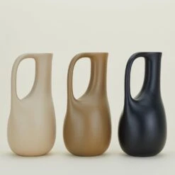 Ferm LIVING Liba Watering Can - Olive -Home Furnishing Store FML.800.40.002.XXX 08bb7e37 6da1 44bb 8145 0a10f4ee70e4